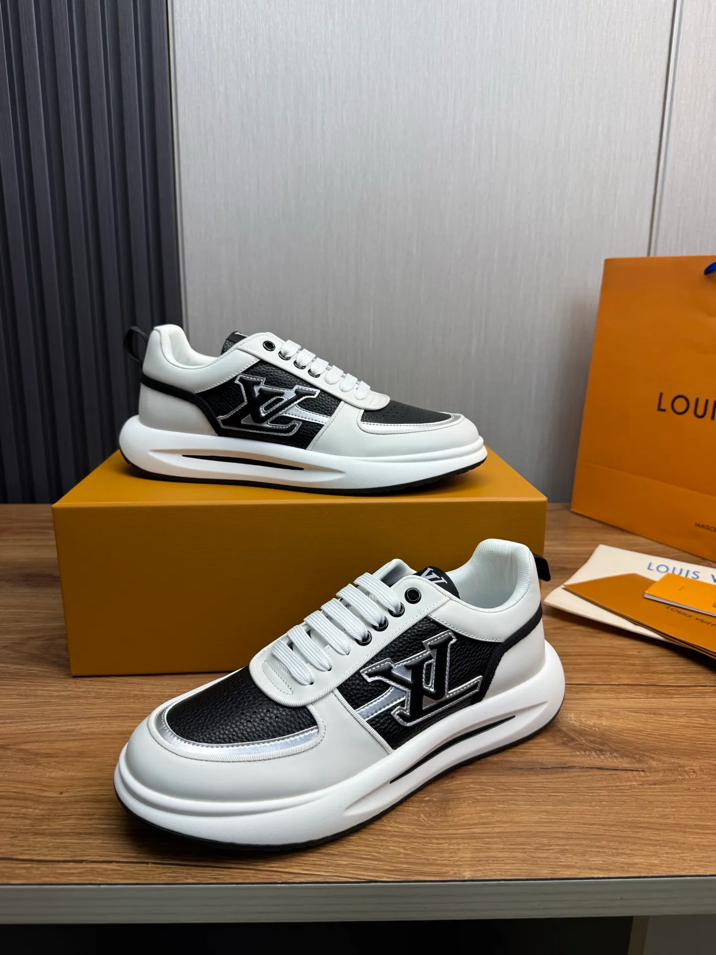 Men's shoes 💰820💰 Lv. Top purchasing agent 🇮🇹 Louis Vuitton, sports shoes counter synchronization, uppers imported from Italy, high-quality splicing and complex handicrafts, imported mesh pads are soft and comfortable, soles: original factory special soles, TPU exclusive movable molded soles super comfortable, original factory single goods, 🔍🔍high quality, you can enter and exit the counter at will, welcome to compare, code number 38-44 (Customized 38.45)
